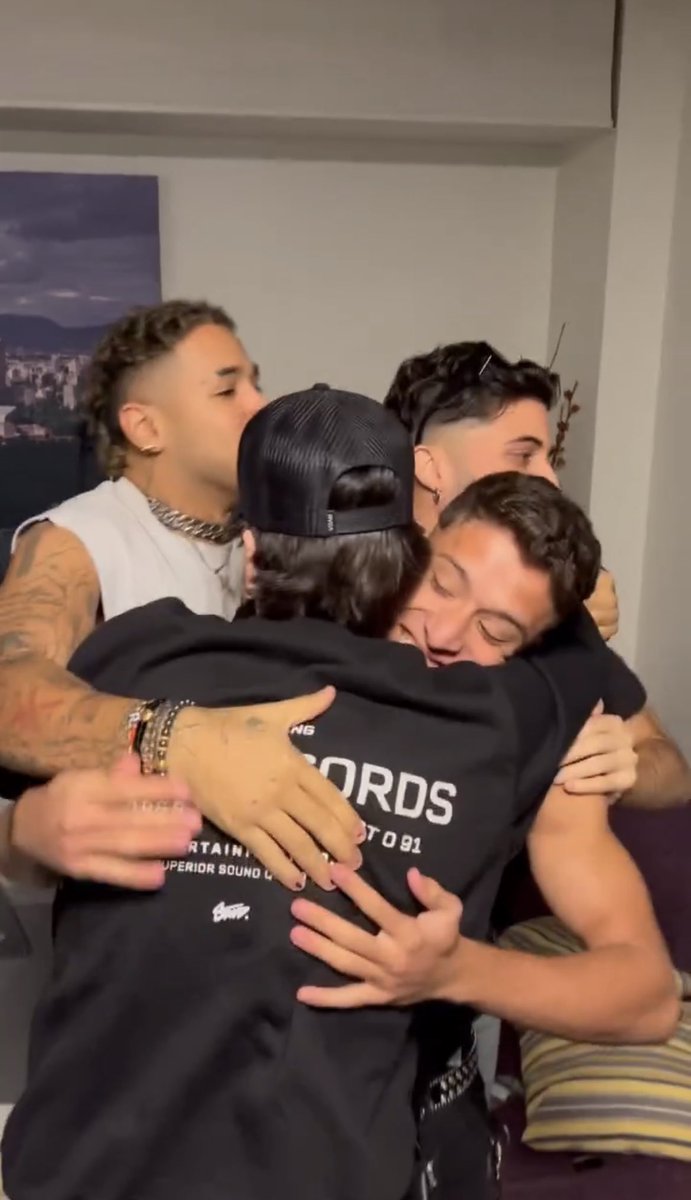 agusxvelez's tweet photo. MIS EX CNCO JUNTOS 🥹😭 https://t.co/uv2eVgvFLx