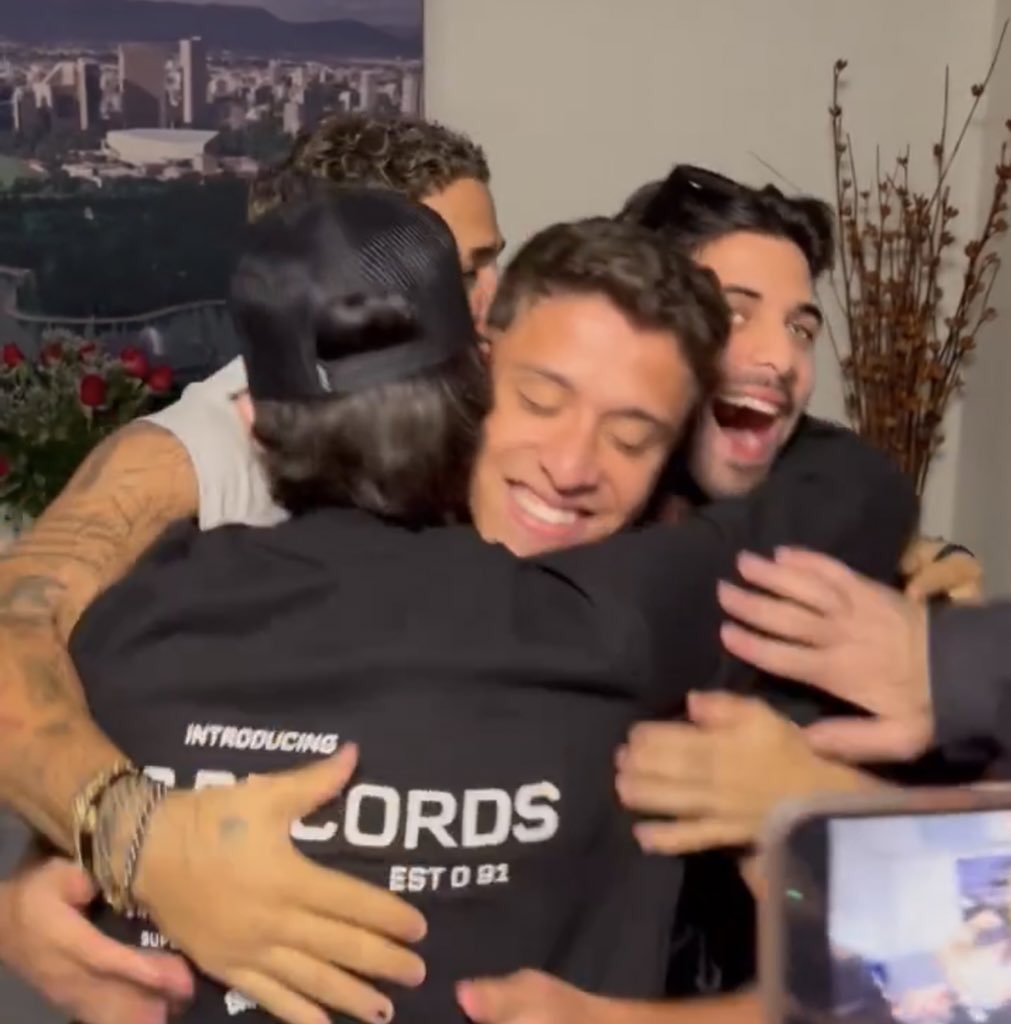 agusxvelez's tweet photo. MIS EX CNCO JUNTOS 🥹😭 https://t.co/uv2eVgvFLx