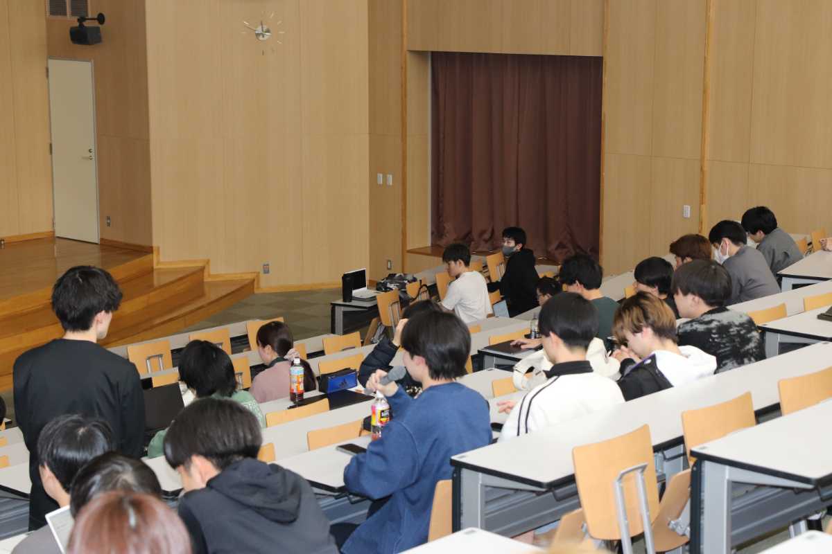 tcue_PR's tweet photo. 本日より、特別講義「世界と日本の未来を考える2.0」の対面講義がスタートしました。
今回のテーマは「大学生の私と世界と仕事」。本講義のメイン講師である野口圭さんと石川和也さんから、200人を超える受講学生に対して熱いメッセージが届けられました。
みなさん、これから頑張ってくださいね～！！ https://t.co/0ywoVq5S82