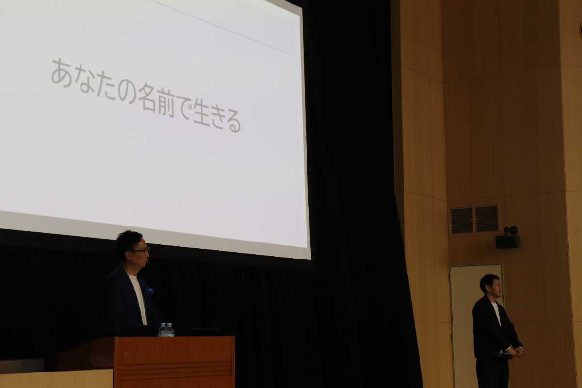 tcue_PR's tweet photo. 本日より、特別講義「世界と日本の未来を考える2.0」の対面講義がスタートしました。
今回のテーマは「大学生の私と世界と仕事」。本講義のメイン講師である野口圭さんと石川和也さんから、200人を超える受講学生に対して熱いメッセージが届けられました。
みなさん、これから頑張ってくださいね～！！ https://t.co/0ywoVq5S82