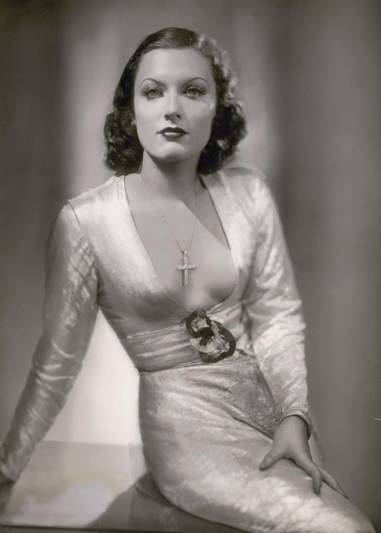 The stunning Viennese society beauty Greta Glogau was frequently mistaken for Garbo- and to her great displeasure was constantly charged exorbitant prices wherever she went as a result!  Portrait by the glorious Studio Manasse, 1932.