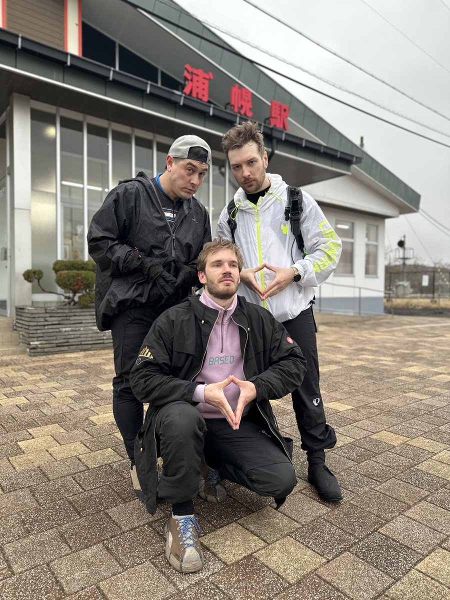CDawgVA's tweet image. Just 3 bros building generational wealth. 🫡 

THANK YOU FOR AN AMAZING DAY 3 OF THE CYCLE! OVER $165,000 RAISED! See you tomorrow!