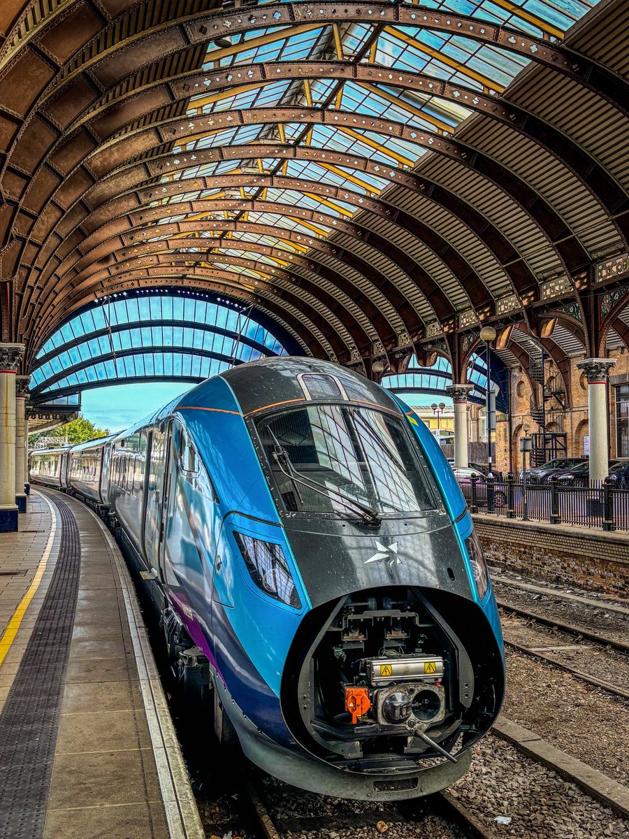 miles_chains's tweet image. Back to it today after the weekends frivolities.
802208 ‘Diligence’ making a nuisance of itself in platform 2 at York. Coupler doors open and a temporary tail light attached at the other end. Not often we see the 802 exposing its coupler in public! 🤭
#Class802 #York