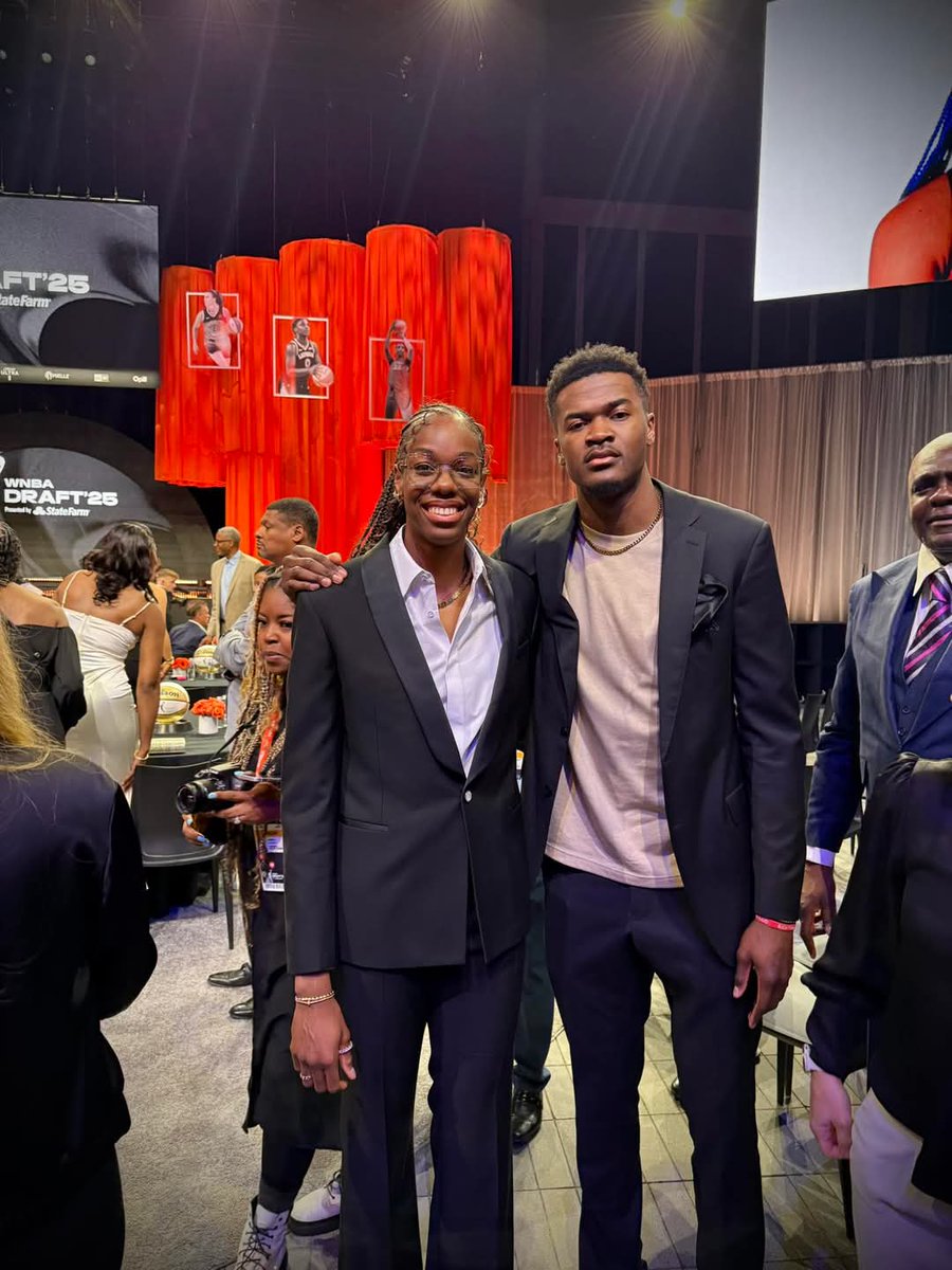 Yves Missi présent #WNBADraft pour soutenir sa sœur Dominique Malonga.

#Cameroon 🇨🇲 #NBA