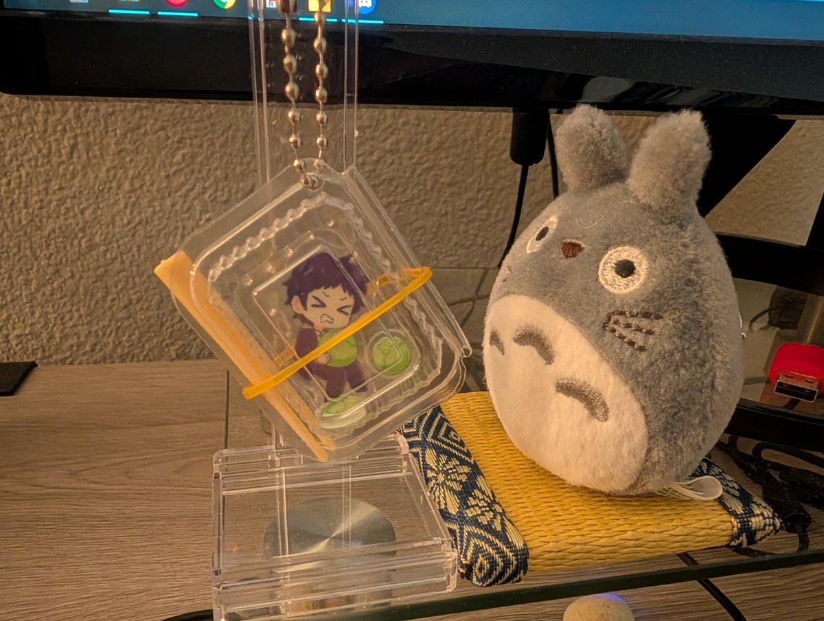 ph14basicbitch's tweet image. Hello I logged in to tweet a photo of mini Totoro staring at Adachi trapped in his gay cabbage shaker baby jail

Ty @artist_black