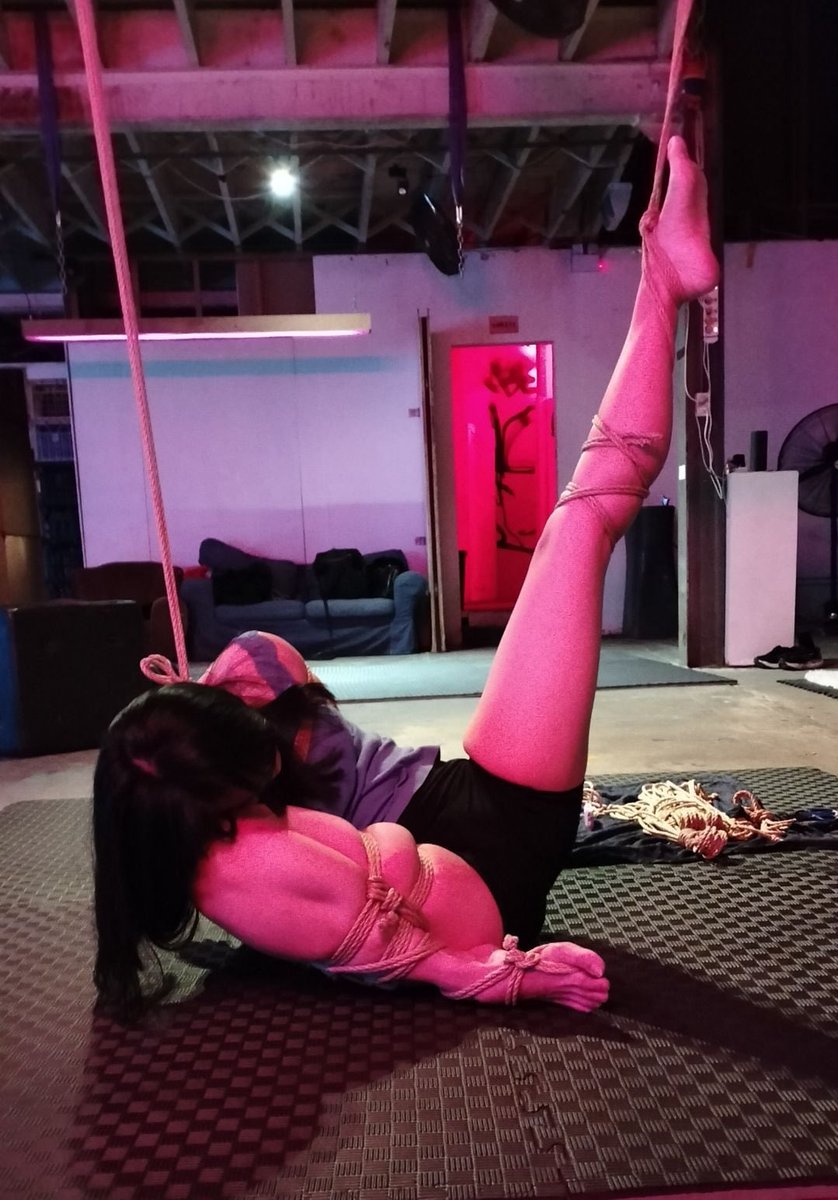 腳長長長長長長…..！ 
意外的很辛苦的姿勢🤔 有時候吊縛反而比較輕鬆😵‍💫
在地上繩手就有一種可以隨便折磨的感覺🫠
R/P: not on Twitter