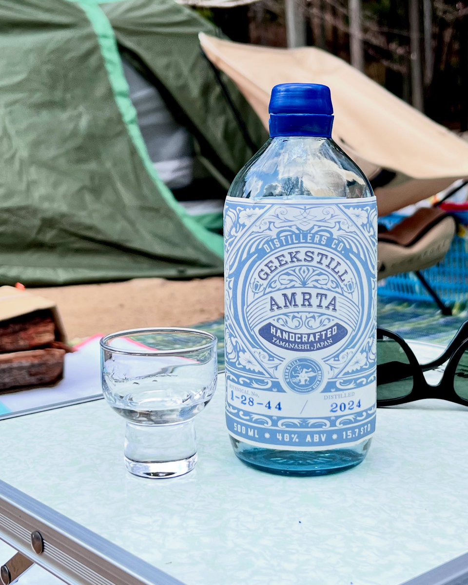 aijiroriine's tweet image. #GeekStill カモミール🏕️
まずは日本酒のような甘さとフルーティさがきます🍶そしてジンワリ広がるカモミールの余韻。。。雨音の中に初夏を感じながら冷房のきいた暗い部屋で古いビデオテープでも流しながら呑みたくなるロマンチックな一本✨これは美味しいゾ😋