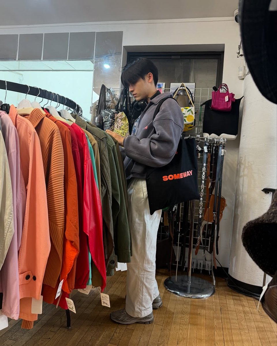 คุณซีอีโอถือแล้วไซส์พอดีตัว แฟนคลับถือคือยาวถึงเข่า 555555555555