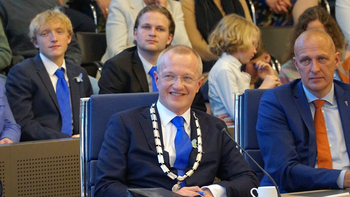 Na aan het genieten van een enorm gastvrij ontvangst in Dalfsen. Vanaf heden mag ik de gemeente en gemeenschap dienen. Nb. Zonen op de achtergrond van de foto (happy burger-vader).
