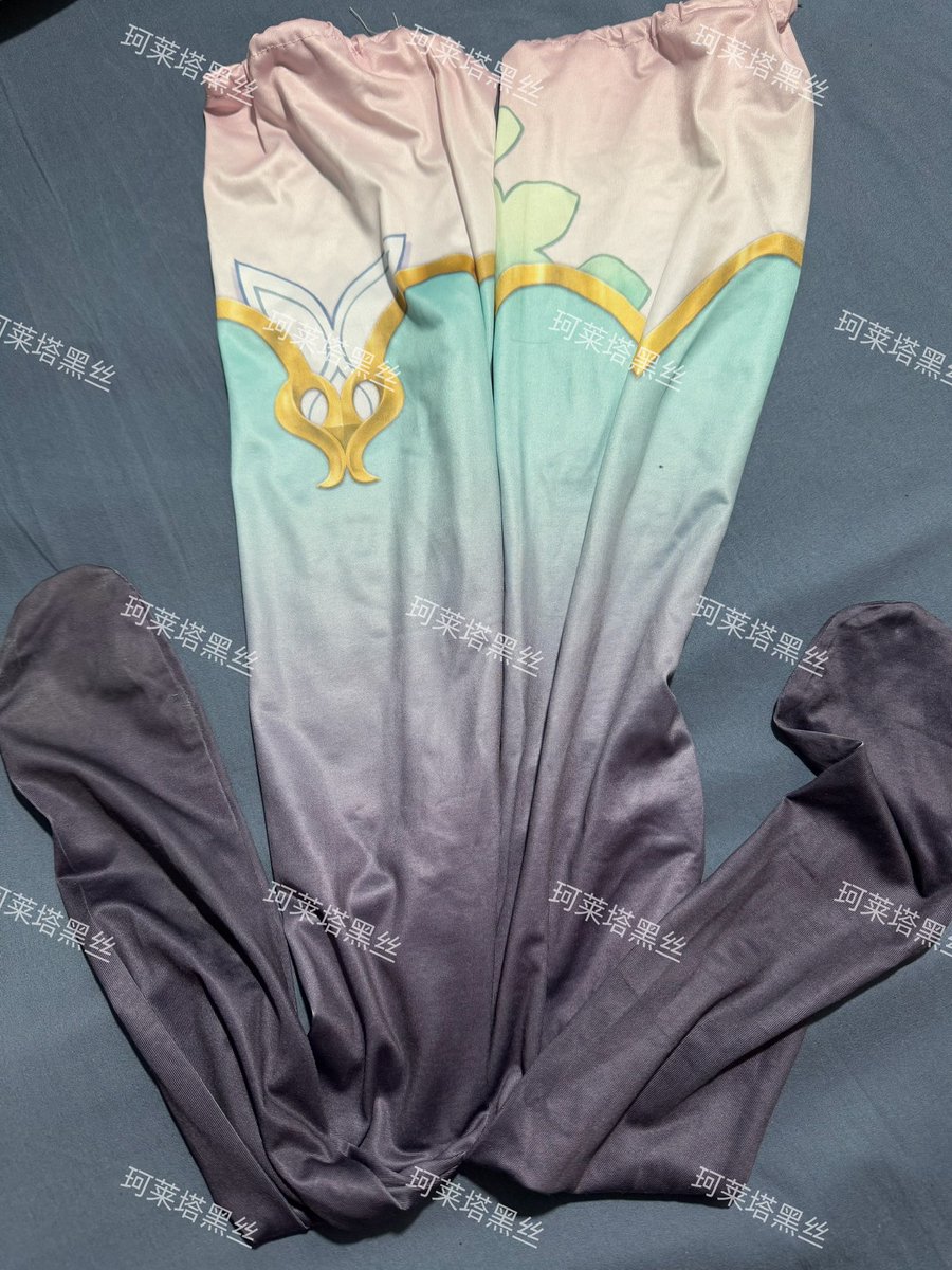 来了嗷！这套是妹子出展后没洗过直接发来的，刚拿到手的时候就对着鞋子暴风吸入，结果居然是香香的，有点失望，去一次展居然不流汗的吗，可是可是，但我看到袜子的时候，直接立了，这趾印，太完美了
#原味 #原味鞋子 #原味鞋 #鞋垫 #原味袜 #原味袜子   #cos #cos袜 #cos鞋 #流萤 #二次元