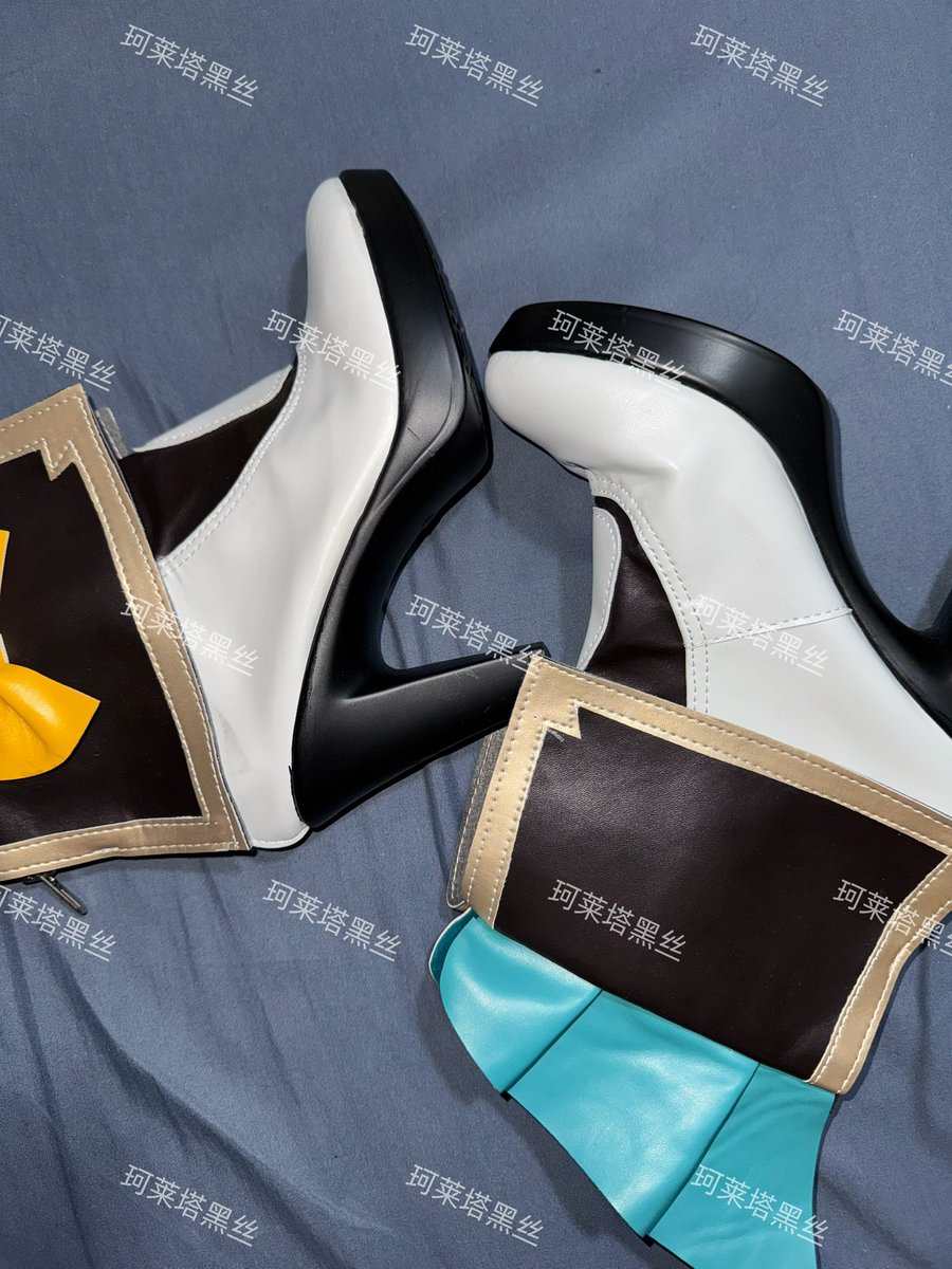 Caitilasan's tweet photo. 来了嗷！这套是妹子出展后没洗过直接发来的，刚拿到手的时候就对着鞋子暴风吸入，结果居然是香香的，有点失望，去一次展居然不流汗的吗，可��可是，但我看到袜子的时候，直接立了，这趾印，太完美了
#原味 #原味鞋子 #原味鞋 #鞋垫 #原味袜 #原味袜子   #cos #cos袜 #cos鞋 #流萤 #二次元 https://t.co/3eGa7j3Iga
