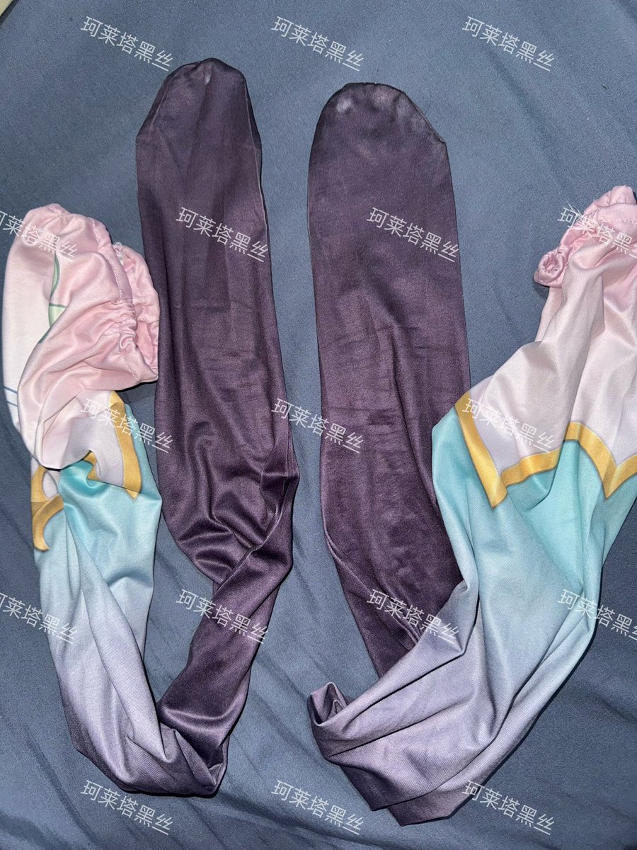 Caitilasan's tweet photo. 来了嗷！这套是妹子出展后没洗过直接发来的，刚拿到手的时候就对着鞋子暴风吸入，结果居然是香香的，有点失望，去一次展居然不流汗的吗，可��可是，但我看到袜子的时候，直接立了，这趾印，太完美了
#原味 #原味鞋子 #原味鞋 #鞋垫 #原味袜 #原味袜子   #cos #cos袜 #cos鞋 #流萤 #二次元 https://t.co/3eGa7j3Iga