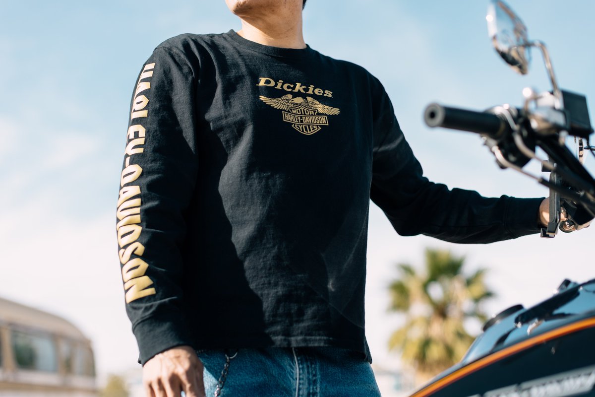 dickiesjp's tweet photo. DICKIES × HARLEY-DAVIDSON

私たちは自分を駆り立てベストを尽くし、人生の一瞬一瞬、一歩一歩を大切に生きている。もっと多くのことをし、もっと多くのものを見、もっと大きな存在になるためにディッキーズとHarley-Davidsonが満を持して発表する限定アパレルコレクション、「Born to Be Alive」。

コレクションをチェック: https://t.co/UWpspnYAfk

取り扱い店舗：
Dickies公式オンラインショップ → https://t.co/EvQGqXOLbC
Dickies大阪梅田HEP FIVE

＊一部商品はオンライン限定です。