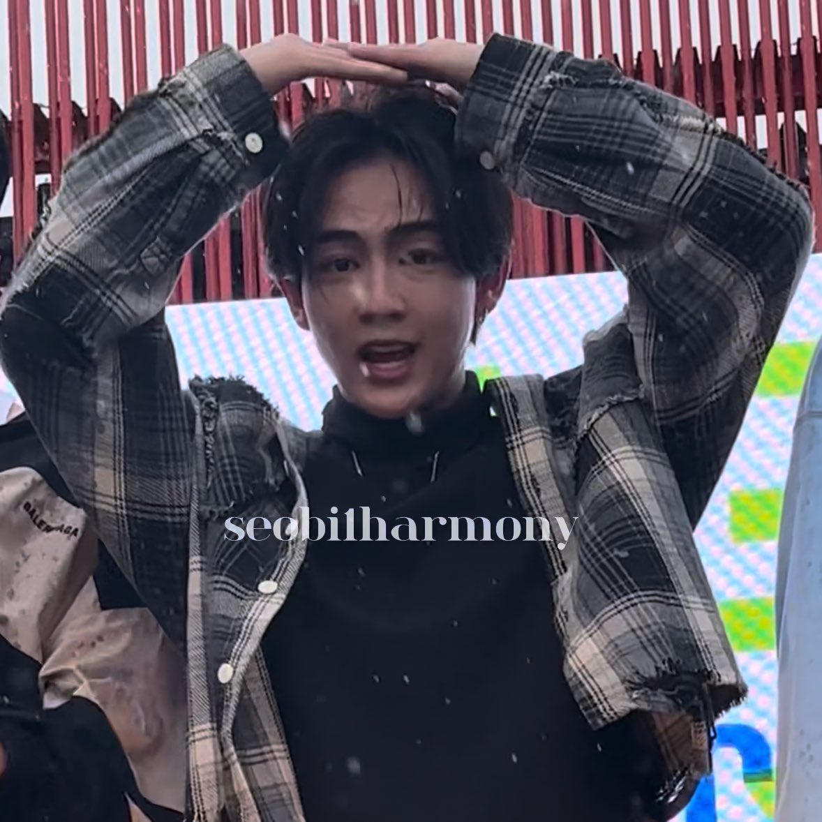 seobi1harmony's tweet image. พี่ฮาร์ทเป็นห่วงไม่ให้เปียกฝนเลย หวานมากㅠㅠ

#EXPO2025xBUS
#HEARTchuthiwat