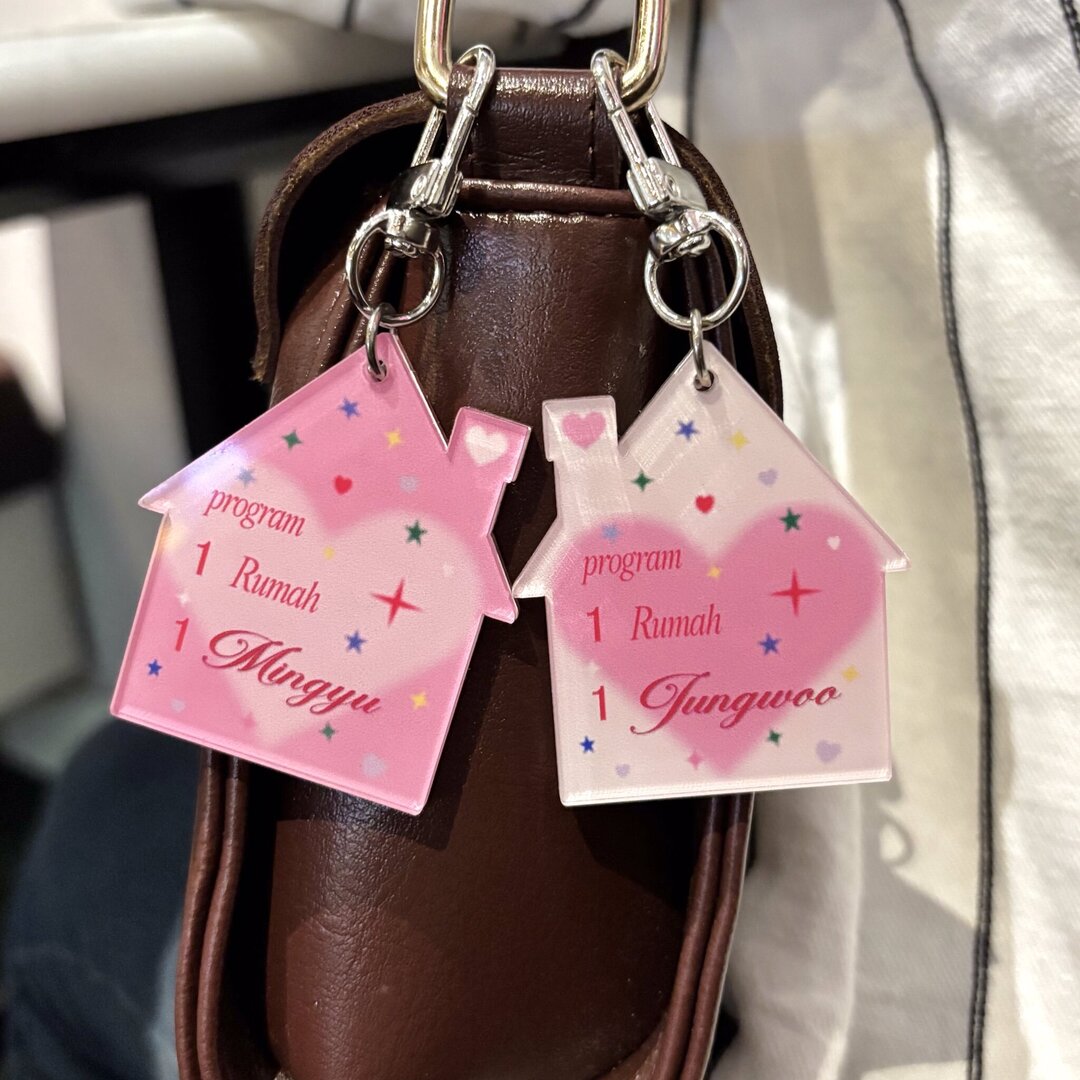 stuffsite's tweet photo. sells

knock knock🏠 🗯❕
interest checkk—  hii guys aku berencana bakal open po keychain “1 rumah 1 bias”👀📂🤍 
avail in 2 colors dan bisa customize nama bias kalian yaa🗯✨

kindly drop ur usn, if you’re interesed📢👀 @/22wonsite_ https://t.co/OgRF1BLZgr