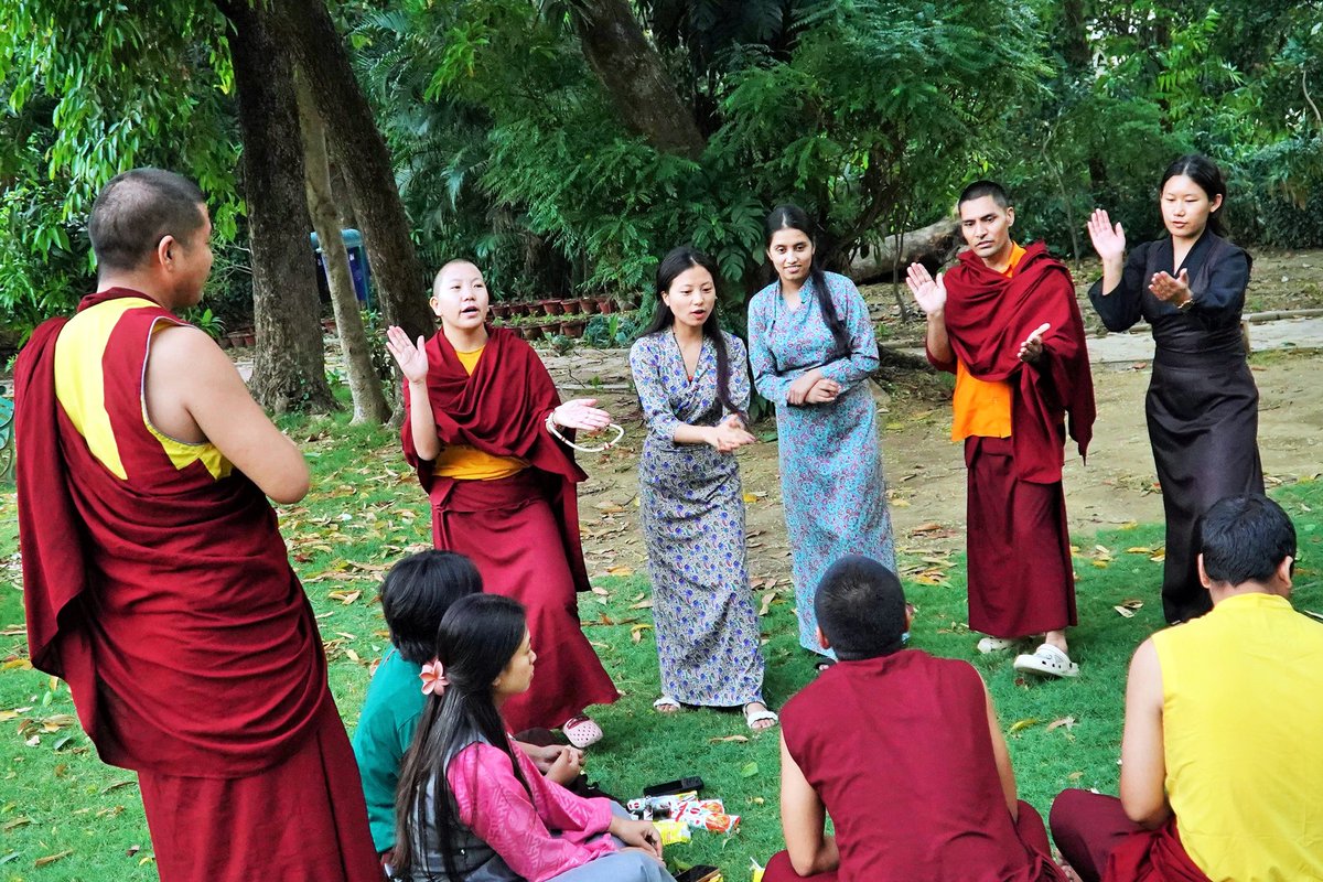 CIHTS_SARNATH's tweet photo. ༄༅། །ཝཱ་ཎ་དབུས་བོད་ཀྱི་ཆེས་མཐོའི་གཙུག་ལག་སློབ་གཉེར་ཁང་གི་སློབ་གཉེར་བ་རྣམས་ཕྱི་ལོ་ ༢༠༢༥ ཟླ་བ་ ༠༤ ཚེས་ ༡༠ ཉིན་ཞི་འཚོ་དཔེ་མཛོད་ཁང་གི་མདུན་ཐང་དུ་འཛིན་གྲྭ་ནང་ཁུལ་སློབ་གཞིའི་གཞུང་ལུགས་ཀྱི་རྩོད་འགྲན་དམ་བཅའ་ཚོགས་བཞིན་པ།

#cihts 
#ministryofculture 
#ministryofeducation 
#debatesession https://t.co/U3y0hoZs3s
