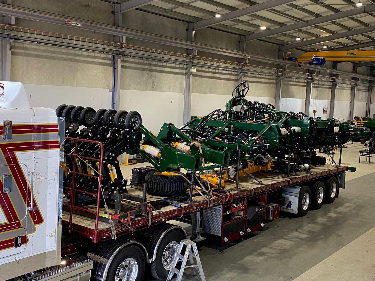 Winter planting is kicking into gear and we have some final machines heading south.
A solid road train load heading out this week with:
✅12000 TQC2
✅7000 TR2 2MC
✅12000 TQX2
Plus, a trick 8m 304N Territory Planter ready to go into some raised beds.