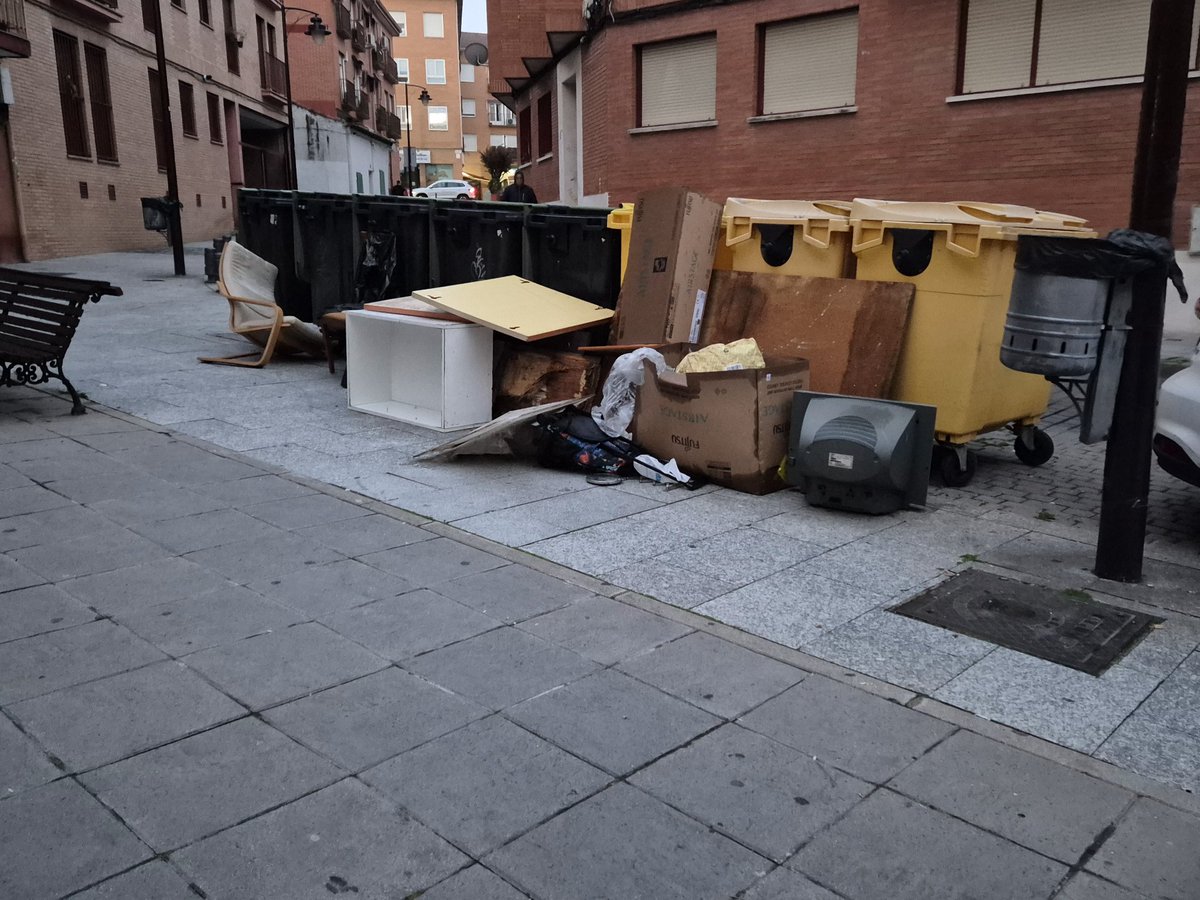 sanselimpio's tweet photo. #estercosanse como siempre,mismos sitios,gente impune. @lsfernandeza @sansecomunica @policiadesanse @PPSanse @carlos_bolarin @IISanse @PodemosEnSanse @VecinosSanSe @psoesanse https://t.co/vMLMCxJbZK