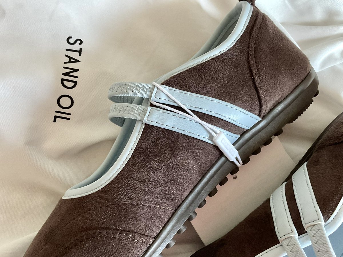 🤎 스탠드 오일에서 메리제인 스니커즈 샀다요 
초콜릿 같고 귀엽다 🩵