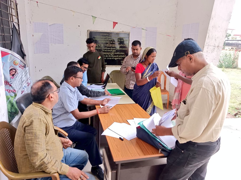 DCDeoghar's tweet photo. जिले के सभी अंचलों में आज भूमि से संबंधित मामलों के निराकरण हेतु विशेष कैम्प का आयोजन किया गया है। साथ ही विशेष कैम्प में अधिकारियों की प्रति��ियुक्ति के अलावा सीआई, ऑपरेटर एवं अंचल कर्मी को टैग करते हुए काउंटर ��नाए गए थे, ताकि लोगों की समस्याओं का निदान किया जा सके।
@JharkhandCMO https://t.co/E6rqnI9tk6