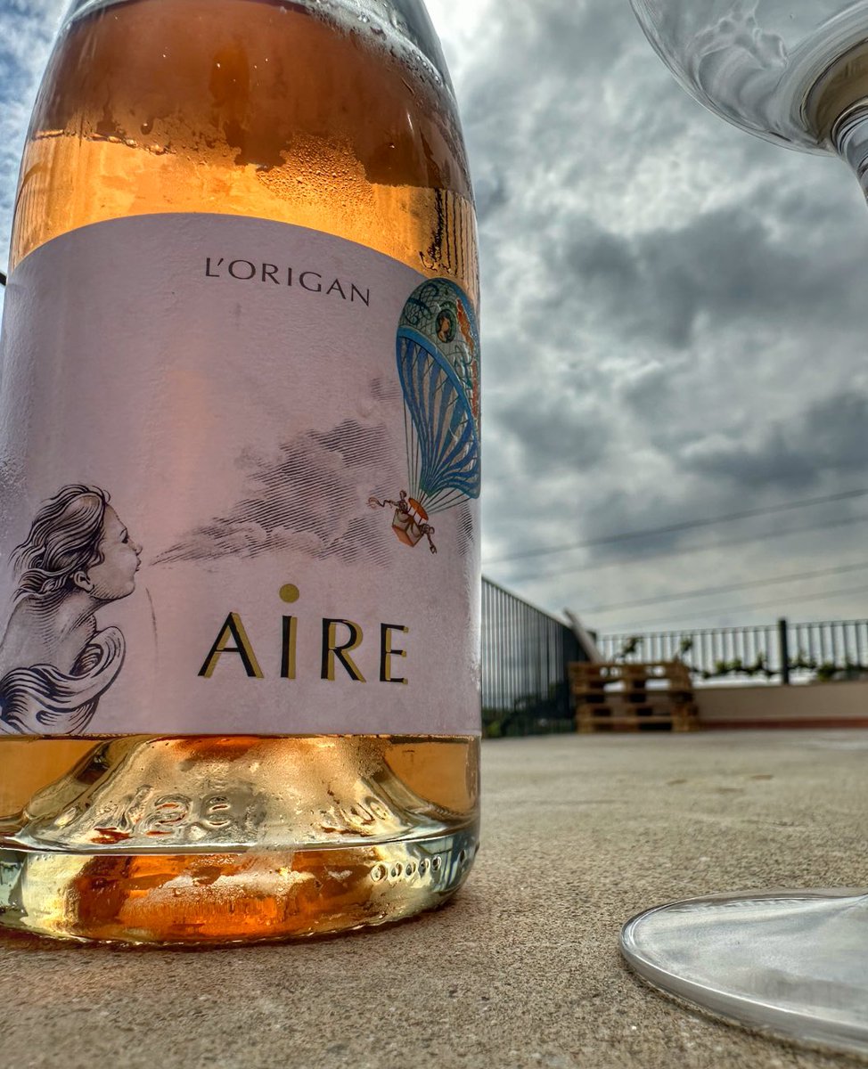 _juanjo82_'s tweet photo. 🏰 L’Origan
🍷 Aire Rose Brut Nature 2021
🗺 #docava
🍇 #pinotnoir #xarello
🎯Es un exclusivo y distinguido cava que tiene sus orígenes en una cava subterránea construida en 1906. El mismo año, François Coty revolucionó el mundo de los aromas con su perfume denominado L’Origan https://t.co/MY4pyY1uYh