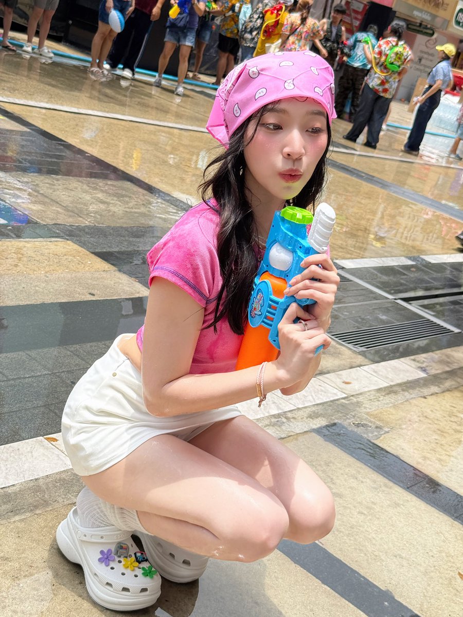 ayaorapan's tweet photo. Festival fit: sunshine, smiles & statement Crocs.
@crocsth 💚💖🩵🔫💦🌈🫧✨
#CrocsTH #CrocsSongkran2025 #SplashWithCrocs
#ayaorapan #chanyaduval https://t.co/2oQwLtUISU