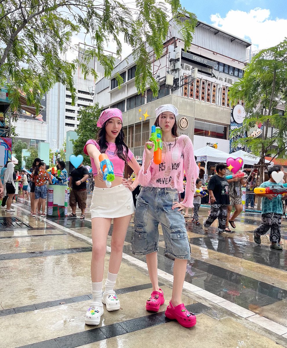 ayaorapan's tweet photo. Festival fit: sunshine, smiles & statement Crocs.
@crocsth 💚💖🩵🔫💦🌈🫧✨
#CrocsTH #CrocsSongkran2025 #SplashWithCrocs
#ayaorapan #chanyaduval https://t.co/2oQwLtUISU