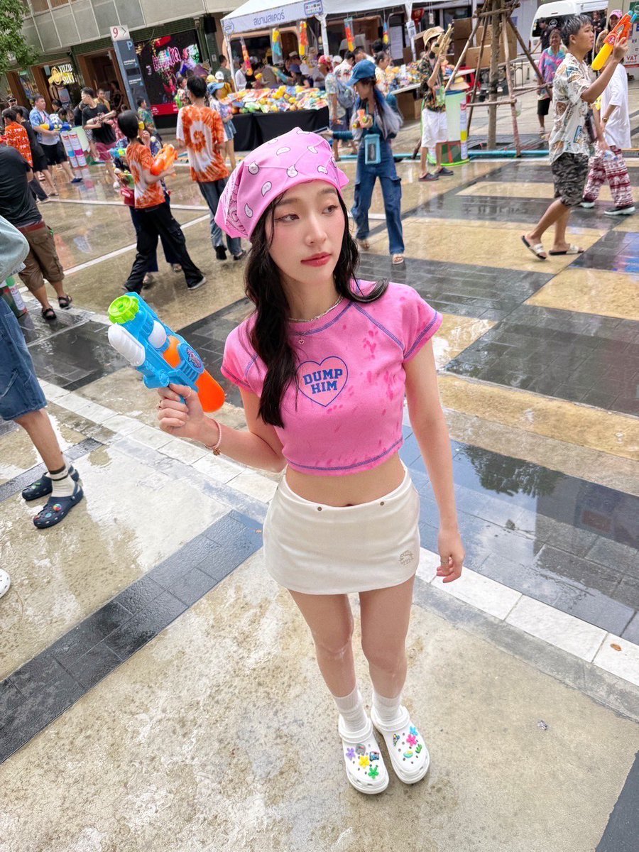 ayaorapan's tweet photo. Festival fit: sunshine, smiles & statement Crocs.
@crocsth 💚💖🩵🔫💦🌈🫧✨
#CrocsTH #CrocsSongkran2025 #SplashWithCrocs
#ayaorapan #chanyaduval https://t.co/2oQwLtUISU