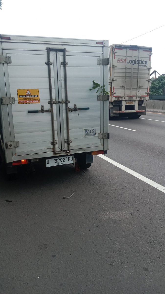 Reezzaa1992's tweet photo. @e100ss siang. Minta tolong bisa di sambungkan ke jasa marga. Mengalami ban bocor di km 13  sebelum exit tol gunung sari arah perah. Mksih https://t.co/FS7Aprv8eo