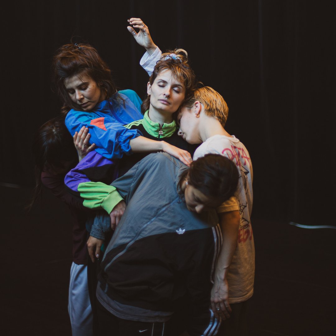 Fin de la troisième semaine de création pour Imminentes✨

Un sextette vibrant où les corps, unis dans une synergie, tissent une danse hypnotique et transcendante. Dans ce rituel d’un genre nouveau, la douceur devient force et la lenteur, un cri.  💫 

📸 Clément Szczuczynski