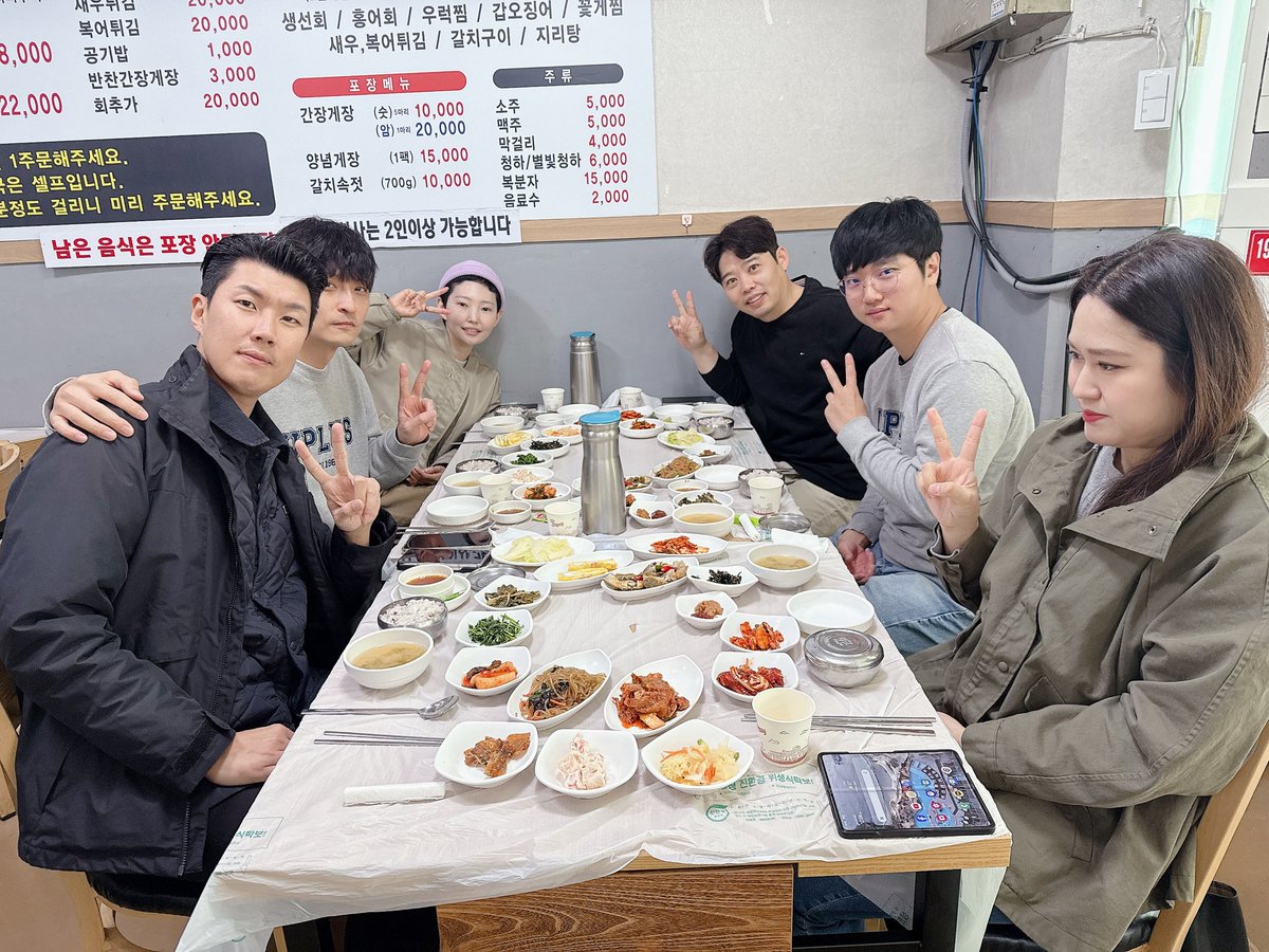 leeseul614's tweet photo. 금일 인천소매에서는
3월 성과 우수 TOP5 인원들과
중식 세레머니 일정이 있었습니다.

구월직영점 허진원님, 오태경님
동인천직영점 김소연님,김동욱님
축하드립니다🤩🤩🤩

4월도 힘차게 달려봅시다
직영점 화이팅!!!🥰🥰 https://t.co/JwHcARq0Gu