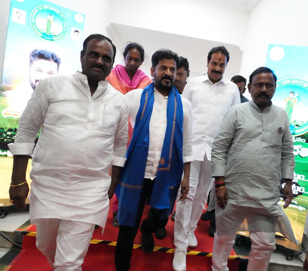 NBR_Office's tweet photo. తెలం��ాణ రాష్ట్ర ప్రభుత్వం ప్రతిష్టాత్మ��ంగా ప్రారంభించిన భూభారతి పోర్టల్ ప్రారంభోత్సవ కార్యక్రమంలో గౌరవ ముఖ్యమంత్రి రేవంత్ రెడ్డి గారిని మర్యాదపూర్వకంగా కలిసిన  టీపీసీసీ రాష్ట్ర ప్రధాన కార్యదర్శి కుత్బుల్లాపూర్ నియోజకవర్గ కాంగ్రెస్ నాయకులు నర్సారెడ్డి భూపతిరెడ్డి గారు. https://t.co/wmUw9YzjxW