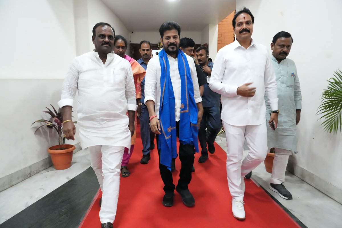 NBR_Office's tweet photo. తెలం��ాణ రాష్ట్ర ప్రభుత్వం ప్రతిష్టాత్మ��ంగా ప్రారంభించిన భూభారతి పోర్టల్ ప్రారంభోత్సవ కార్యక్రమంలో గౌరవ ముఖ్యమంత్రి రేవంత్ రెడ్డి గారిని మర్యాదపూర్వకంగా కలిసిన  టీపీసీసీ రాష్ట్ర ప్రధాన కార్యదర్శి కుత్బుల్లాపూర్ నియోజకవర్గ కాంగ్రెస్ నాయకులు నర్సారెడ్డి భూపతిరెడ్డి గారు. https://t.co/wmUw9YzjxW