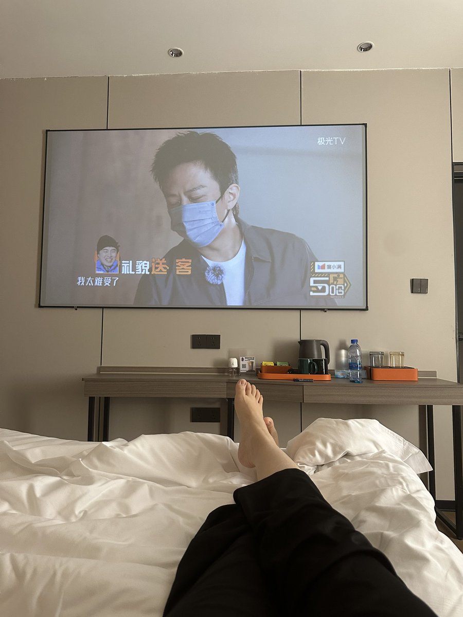 一个人酒店里等老公回来的一天🐷
无聊……