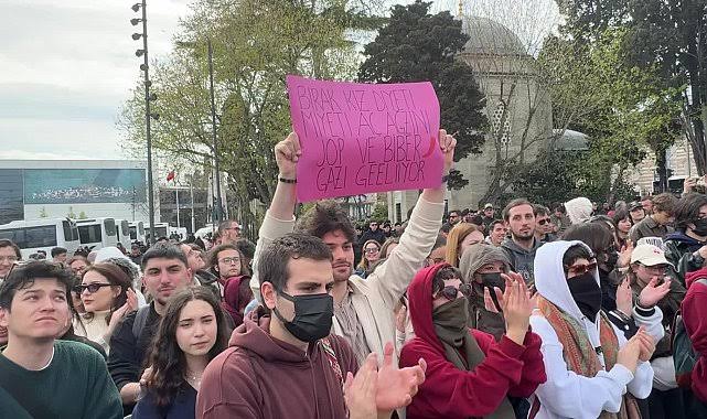 Gençlerin umutlarını ve geleceklerini söndürüp sonra korkmalarını beklemek akıl tutulmasıdır.
#ErkenSeçim
#CumhurbaşkanımMEBe68BinAtama