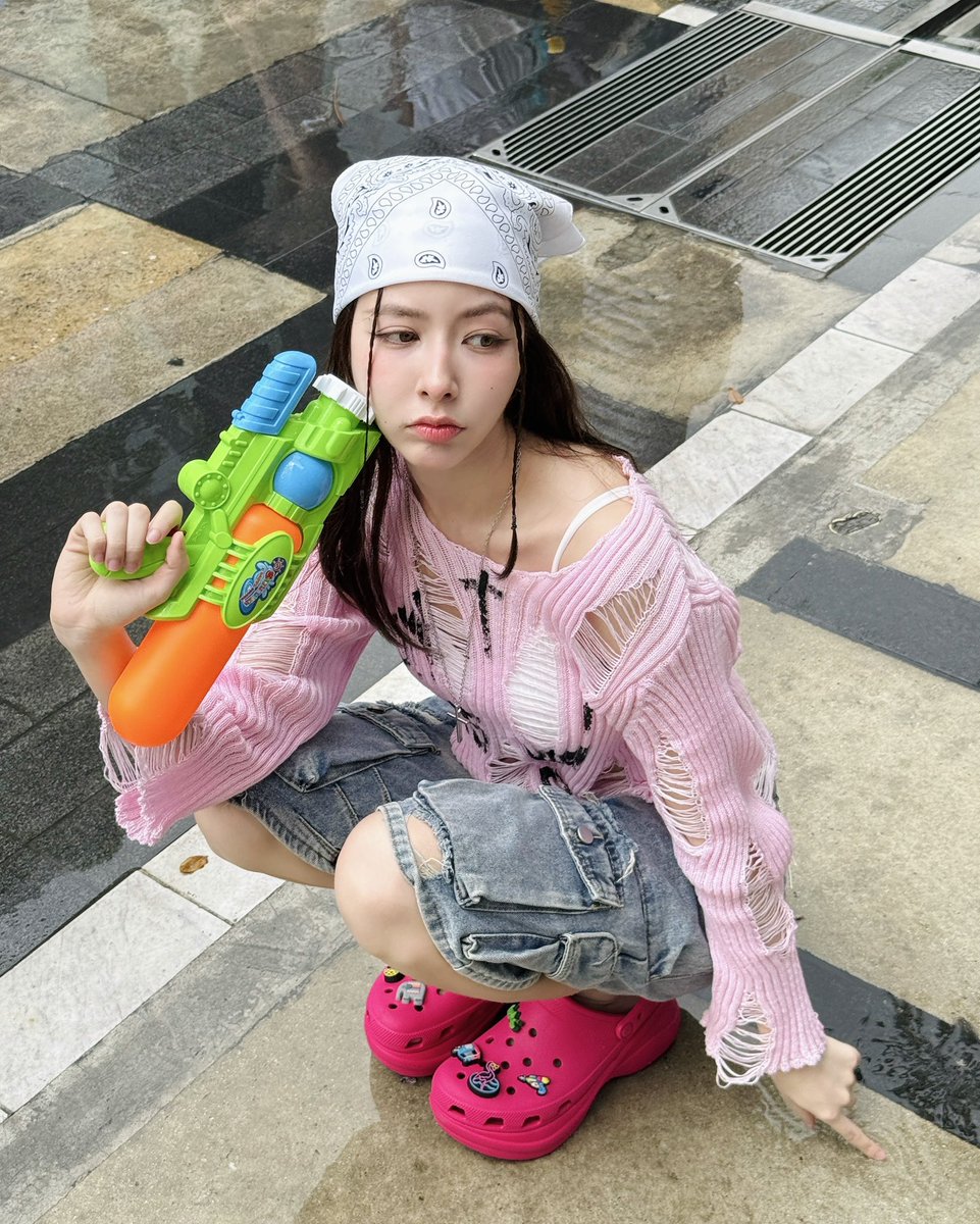 chanyaduval's tweet photo. Matching Crocs, matching vibes
— Songkran done right. 🌊✨
#CrocsTH
#CrocsSongkran2025
#SplashWithCrocs https://t.co/WDZmSPrY8S