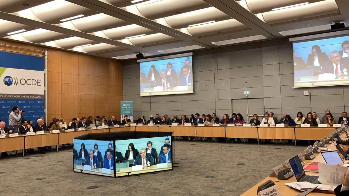 Sebagai tahapan menuju keanggotaan  Indonesia  pada OECD, saya diminta bicara di depan Puluhan walikota dari seluruh dunia yg sedang berkumpul membahas masa depan pembangunan kota.  Sy bicara disain kebijakan pemerintah baru khususnya sektor perumahan.  Paris, 14/4/2025.
