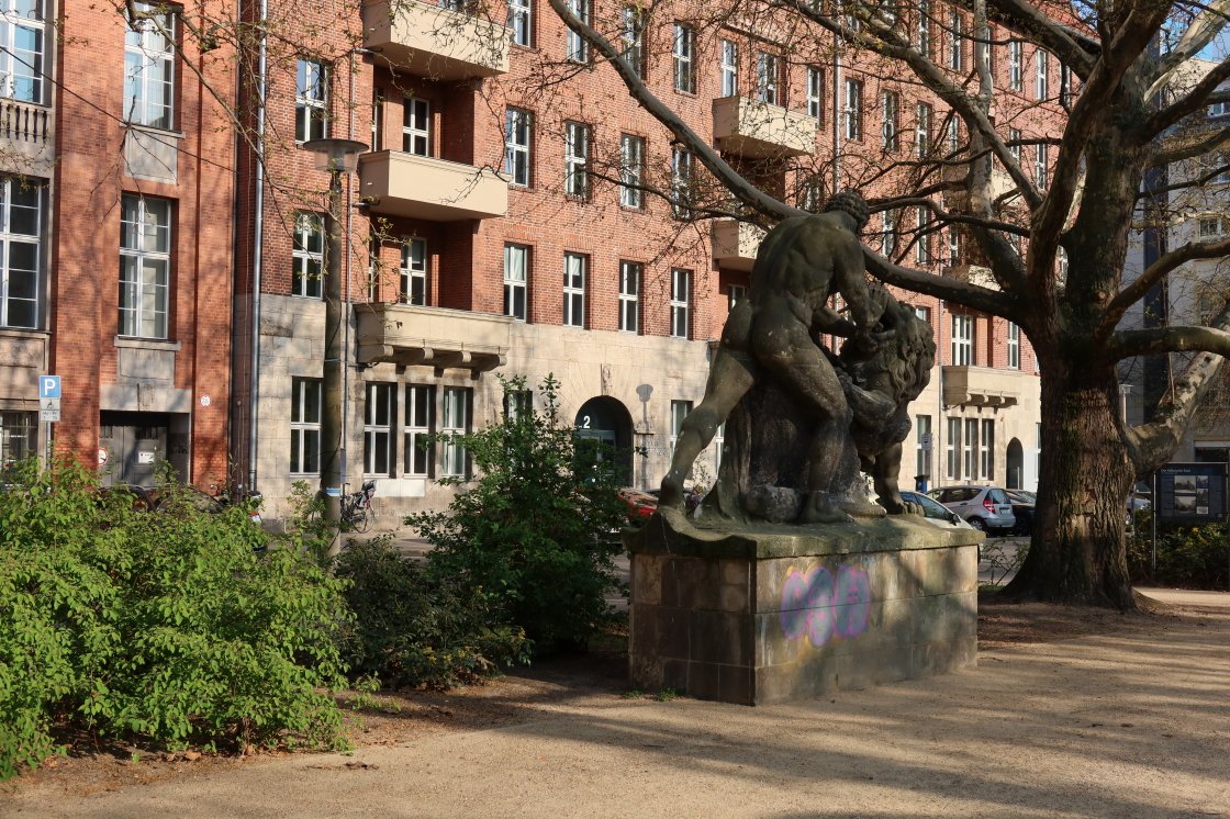 LuisenstadtF's tweet photo. Der #Herkules im Kampf mit dem Nemëischen Löwen steht im #KöllnischenPark. Er wurde von #Schadow skizziert und von Conrad Nicolaus Boy im 19. Jhd. ausgeführt. https://t.co/yNYouN4guD