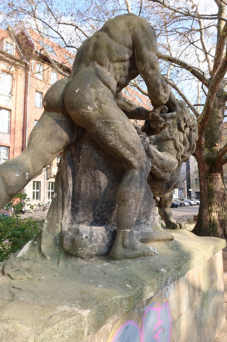 LuisenstadtF's tweet photo. Der #Herkules im Kampf mit dem Nemëischen Löwen steht im #KöllnischenPark. Er wurde von #Schadow skizziert und von Conrad Nicolaus Boy im 19. Jhd. ausgeführt. https://t.co/yNYouN4guD