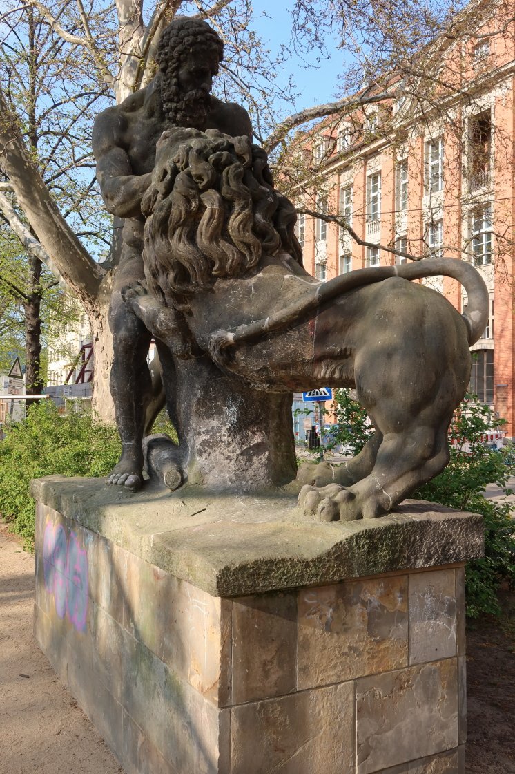 LuisenstadtF's tweet photo. Der #Herkules im Kampf mit dem Nemëischen Löwen steht im #KöllnischenPark. Er wurde von #Schadow skizziert und von Conrad Nicolaus Boy im 19. Jhd. ausgeführt. https://t.co/yNYouN4guD