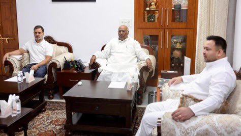 INCMinority's tweet photo. कांग्रेस अध्यक्ष श्री @kharge और नेता विपक्ष श्री @RahulGandhi से बिहार के पूर्व उप-मुख्यमंत्री श्री @yadavtejashwi ने मुलाकात की। 

इस मौके पर कांग्रेस संगठन महासचिव श्री @kcvenugopalmp, बिहार कांग्रेस प्रभारी श्री @Allavaru, बिहार प्रदेश अध्यक्ष श्री @rajeshkrinc, सांसद श्री @manojkjhadu और सांसद श्री @sanjuydv जी मौजूद रहे।   

📍 दिल्ली