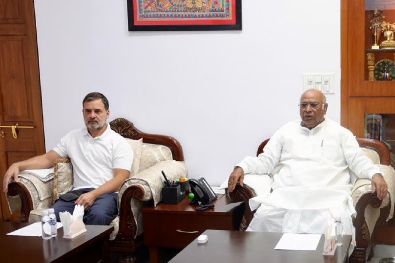 INCMinority's tweet photo. कांग्रेस अध्यक्ष श्री @kharge और नेता विपक्ष श्री @RahulGandhi से बिहार के पूर्व उप-मुख्यमंत्री श्री @yadavtejashwi ने मुलाकात की। 

इस मौके पर कांग्रेस संगठन महासचिव श्री @kcvenugopalmp, बिहार कांग्रेस प्रभारी श्री @Allavaru, बिहार प्रदेश अध्यक्ष श्री @rajeshkrinc, सांसद श्री @manojkjhadu और सांसद श्री @sanjuydv जी मौजूद रहे।   

📍 दिल्ली