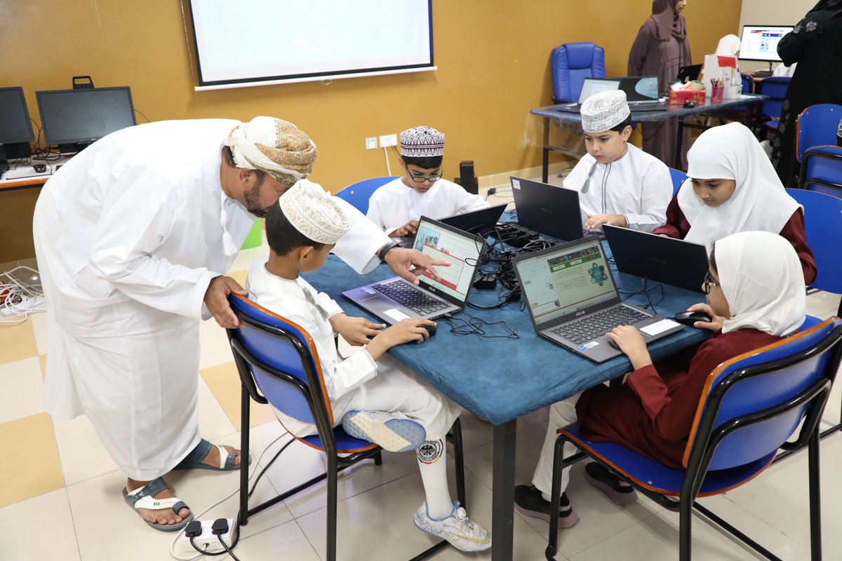 EduGovDkh's tweet photo. نفذت #تعليمية_الداخلية البرنامج التدريبي للتطبيق التجريبي لدراسة PIRLS 2026، بمشاركة أربع مدارس من عينة الدراسة، وهي: جواهر الأدب للتعليم الأساسي، ربوع نزوى للتعليم الأساسي، فاطمة بنت الزبير للتعليم الأساسي، ووادي قريات للتعليم الأساسي. 
وتُعد PIRLS دراسة دولية تقيس مهارات الفهم القرائي لدى طلبة الصف الرابع من خلال اختبار إلكتروني تشارك فيه العديد من دول العالم. وتُعد هذه المشاركة الخامسة لسلطنة عُمان، حيث سيتم تنفيذ التطبيق التجريبي خلال العام الدراسي الحالي 2025، على أن يُنفذ التطبيق الفعلي في العام الدراسي القادم 2026.