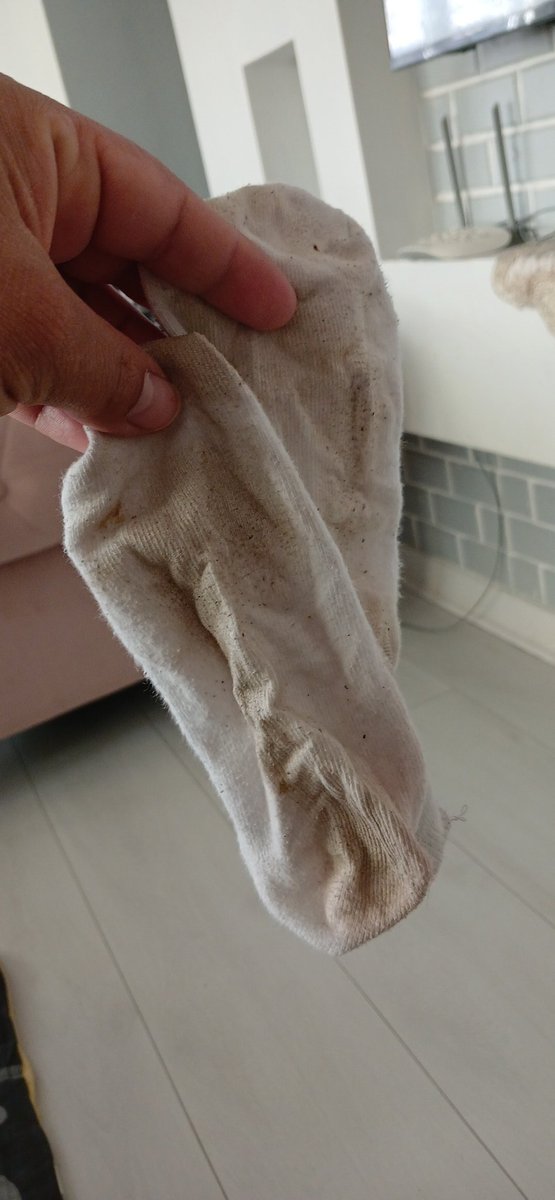 sanalshoweda's tweet photo. Kirli çoraplarımı hangi köle koklamak ister köpek gibi koklamak isteyen finansal köleler dm ye gelin #finansalköle #ayakfetişi #ayakkölesi #saibe #köle https://t.co/XJxc3FSczi