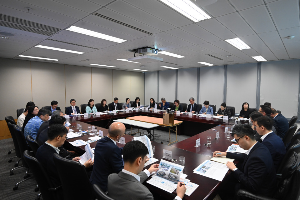 HKConnections's tweet image. Catherine Chan met with Hong Kong's logistics sector to discuss how to counter US tariffs, and proposed five key strategies to support businesses.
#HongKong #China #CustomsTariffs #Logistics