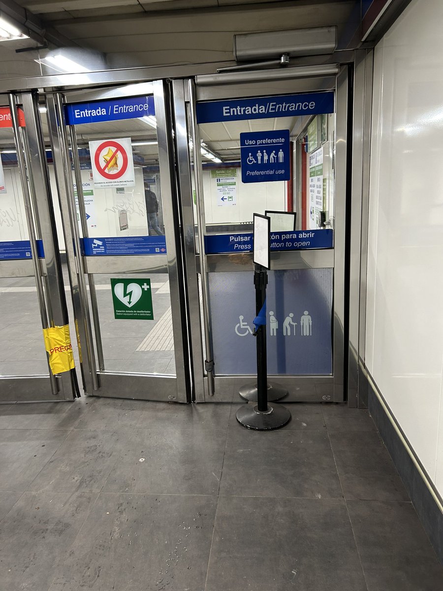 Hola <a href="/metro_madrid/">Metro de Madrid</a> sabemos ya cuando estará solucionado? <a href="/oscar_puente_/">Óscar Puente</a> podéis echar un cable?