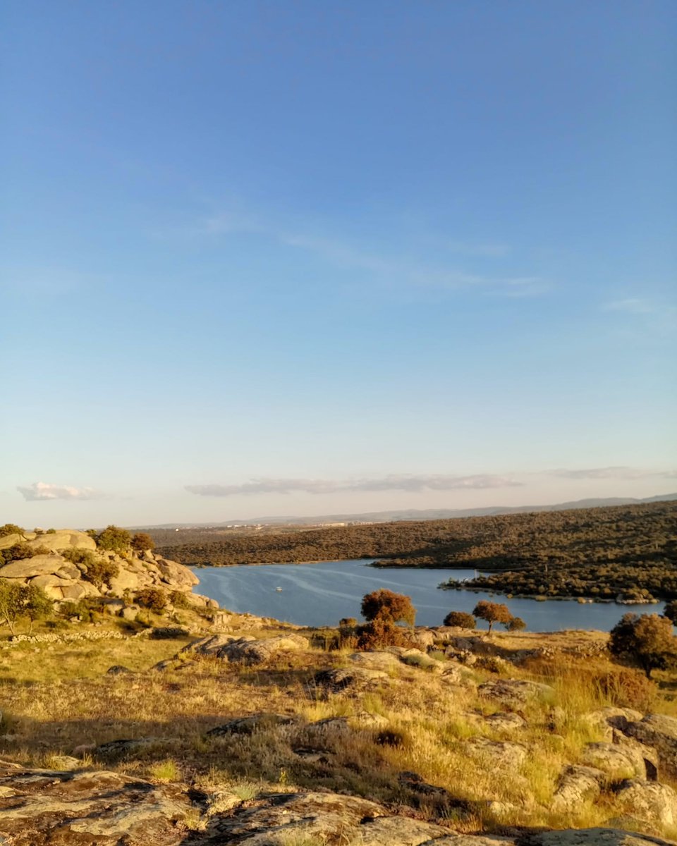 "... y el cielo, los pájaros
buscando nubes de papel
y espuma. Y volveré"

Fernando Alda 

Ínsula Barataria: Almenaras de sombra, 4 insulabaratariaa.blogspot.com/2025/04/almena…