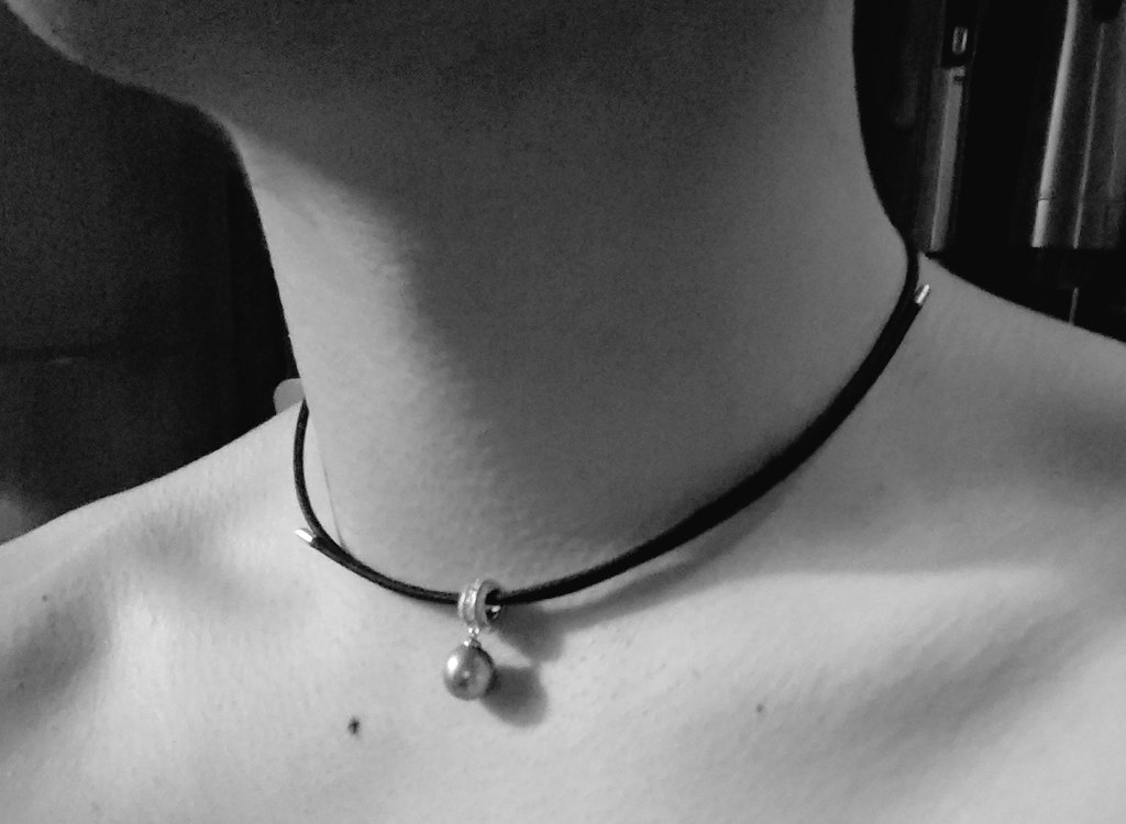azure5216's tweet photo. 第一条打样的珍珠choker！
然后“被迫”当了模特🫠 https://t.co/ua50F39ofq