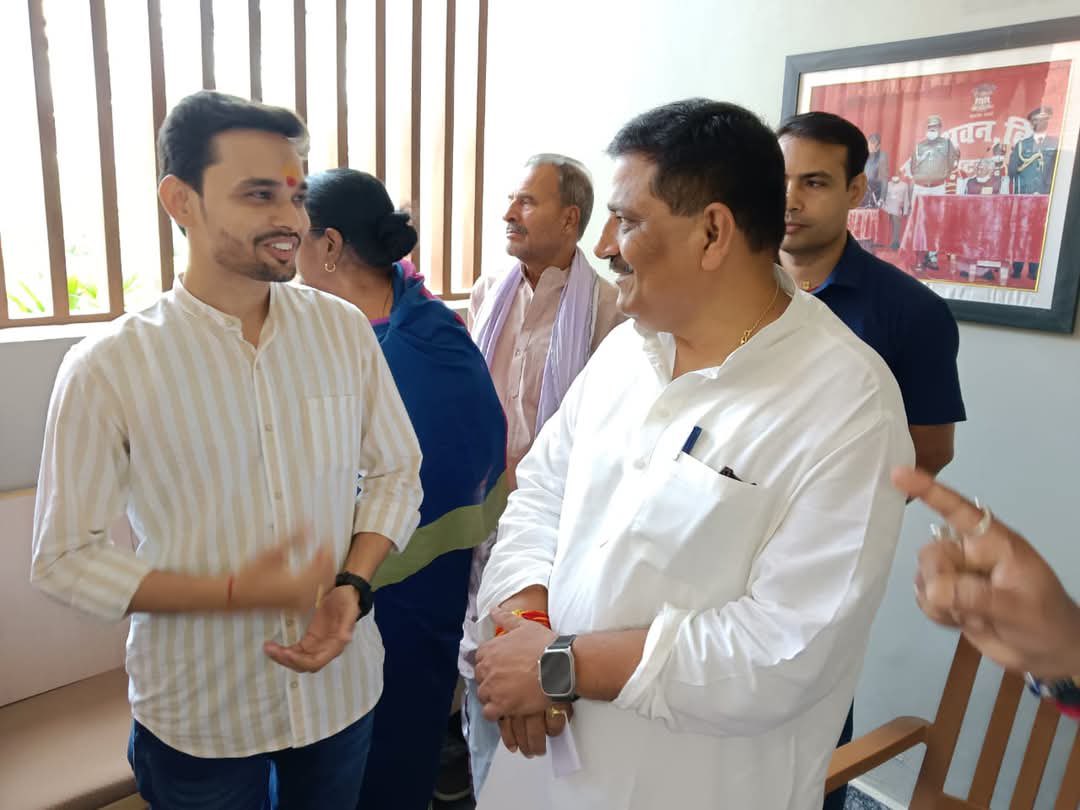 AmitJhaOfficial's tweet photo. मैथिली नववर्ष के शुभ अवसर पर राज्यसभा सांसद श्री @SanjayJhaBihar से भेंट हुई। इस दौरान मिथिला, मैथिली भाषा एवं क्षेत्रीय विकास से जुड़े महत्वपूर्ण विषयों पर सार्थक बातचीत हुई। 💐 #MithilaRegion https://t.co/lQAxsmuhrO