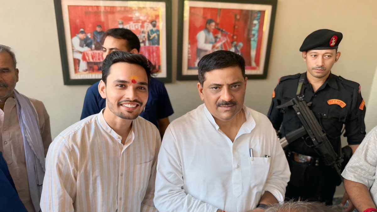 AmitJhaOfficial's tweet photo. मैथिली नववर्ष के शुभ अवसर पर राज्यसभा सांसद श्री @SanjayJhaBihar से भेंट हुई। इस दौरान मिथिला, मैथिली भाषा एवं क्षेत्रीय विकास से जुड़े महत्वपूर्ण विषयों पर सार्थक बातचीत हुई। 💐 #MithilaRegion https://t.co/lQAxsmuhrO